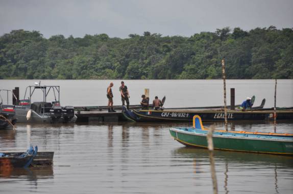 St. Jean, região de St. Laurent du Maroni, na Guiana Francesa. O outro lado do rio é o Suriname